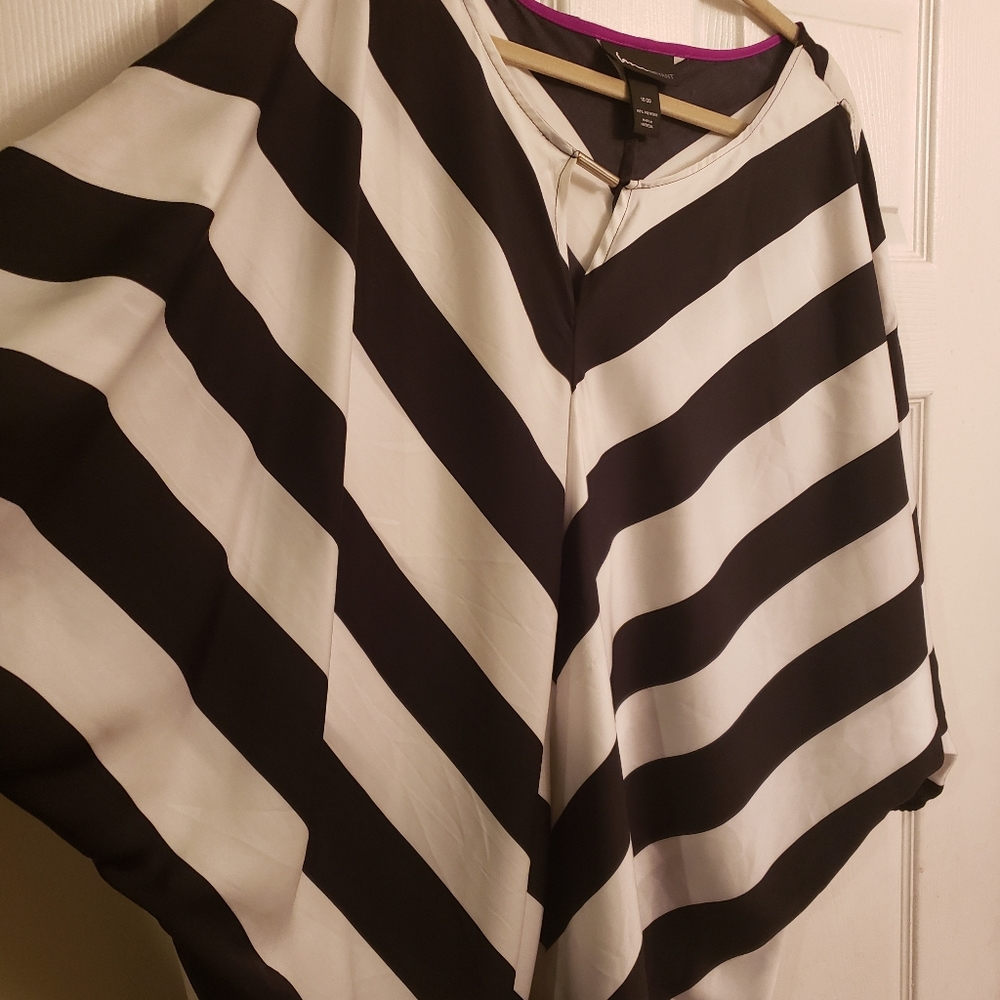 Beautiful blouse - Picture 2 of 3
